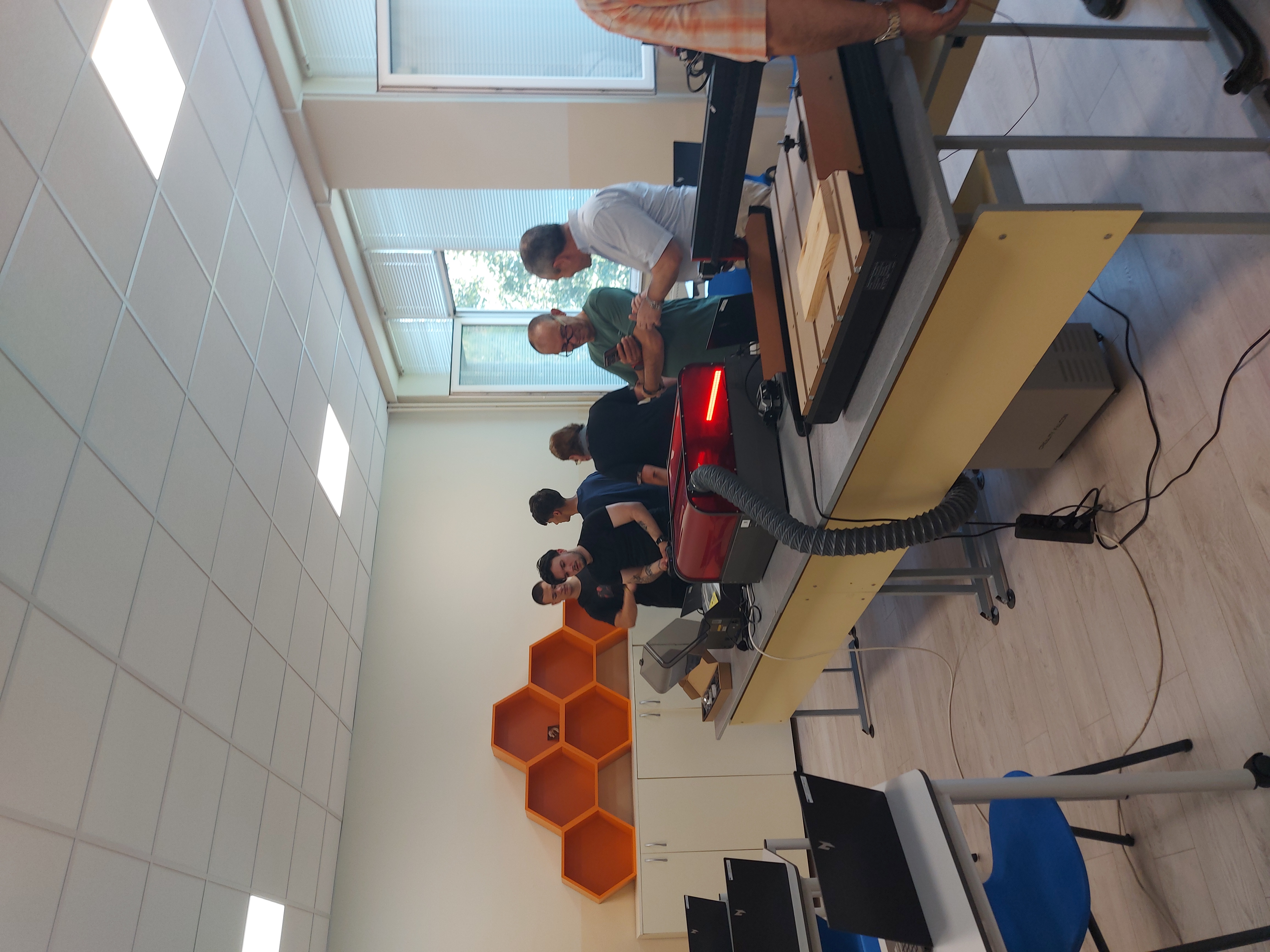 ОФИЦИАЛНО ОТКРИВАНЕ НА STEM ЦЕНТЪР В ПГМЕТТ „ХРИСТО БОТЕВ“